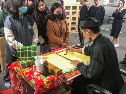  Thư Pháp Hữu Tài với show tặng chữ cho công ty Gear Inc - Software Outsourcing