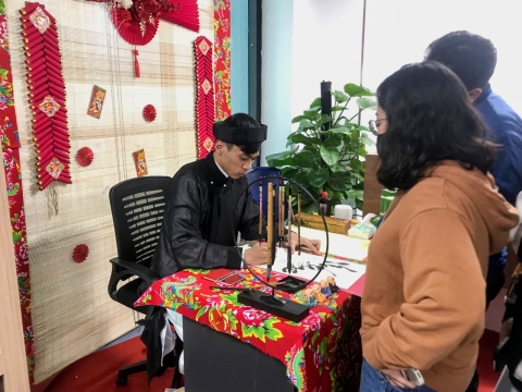  Thư Pháp Hữu Tài với show tặng chữ cho công ty Gear Inc - Software Outsourcing