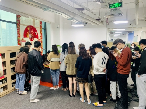  Thư Pháp Hữu Tài với show tặng chữ cho công ty Gear Inc - Software Outsourcing