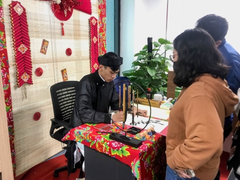  Thư Pháp Hữu Tài với show tặng chữ cho công ty Gear Inc - Software Outsourcing