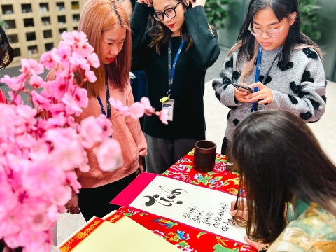  Thư Pháp Hữu Tài với show tặng chữ cho công ty Gear Inc - Software Outsourcing