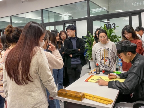  Thư Pháp Hữu Tài với show tặng chữ cho công ty Gear Inc - Software Outsourcing